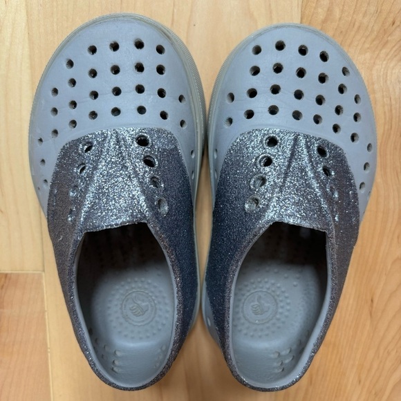 Native Girls Gray Silver Glitter Slip On Shoes - Picture 3 of 9